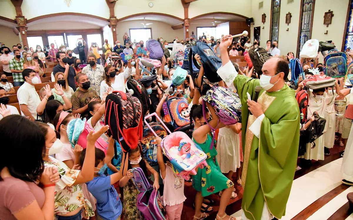 Llaman a bendecir las mochilas ante el regreso a clases 